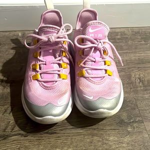 Girls’ Nike Air Max Axis size 1Y